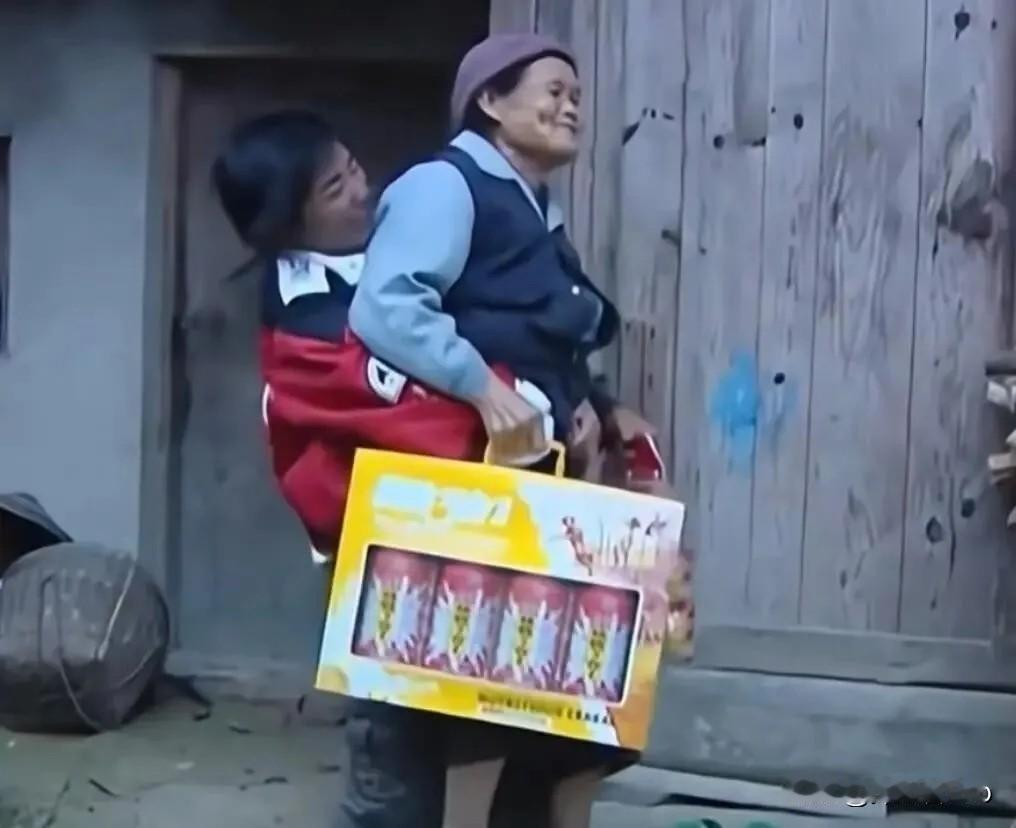 张雪逆袭爆火，真正的贵人，是他身后这4位平凡女人！

第一个，是奶奶。 张雪身上