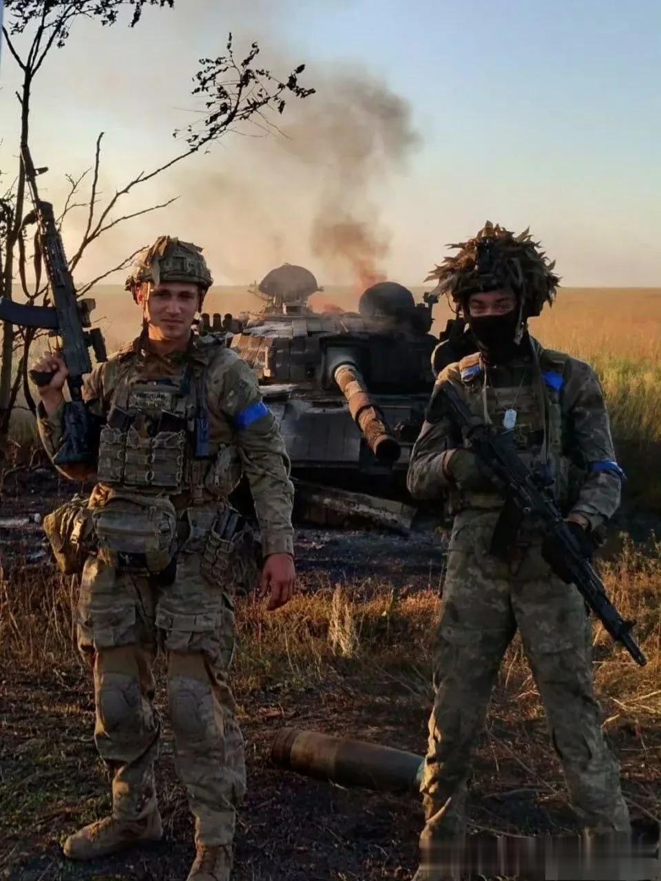 乌军少年兵和自家被打爆的pt-91坦克一起合影 ​​​，充满了莫名自豪感……
孩