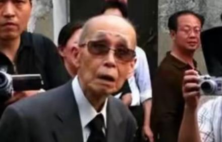 当90岁老兵被问到为什么还想“侵华”的时候，日本老兵给出了两个让人感到不寒而栗的