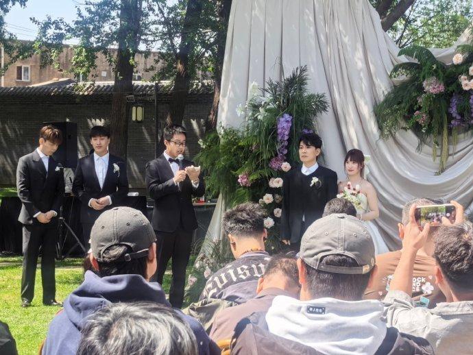 樊霄堂新婚，张九龄主持，郎昊辰、王霄笛伴郎！德云社九队相声演员樊霄堂结婚了。仪式