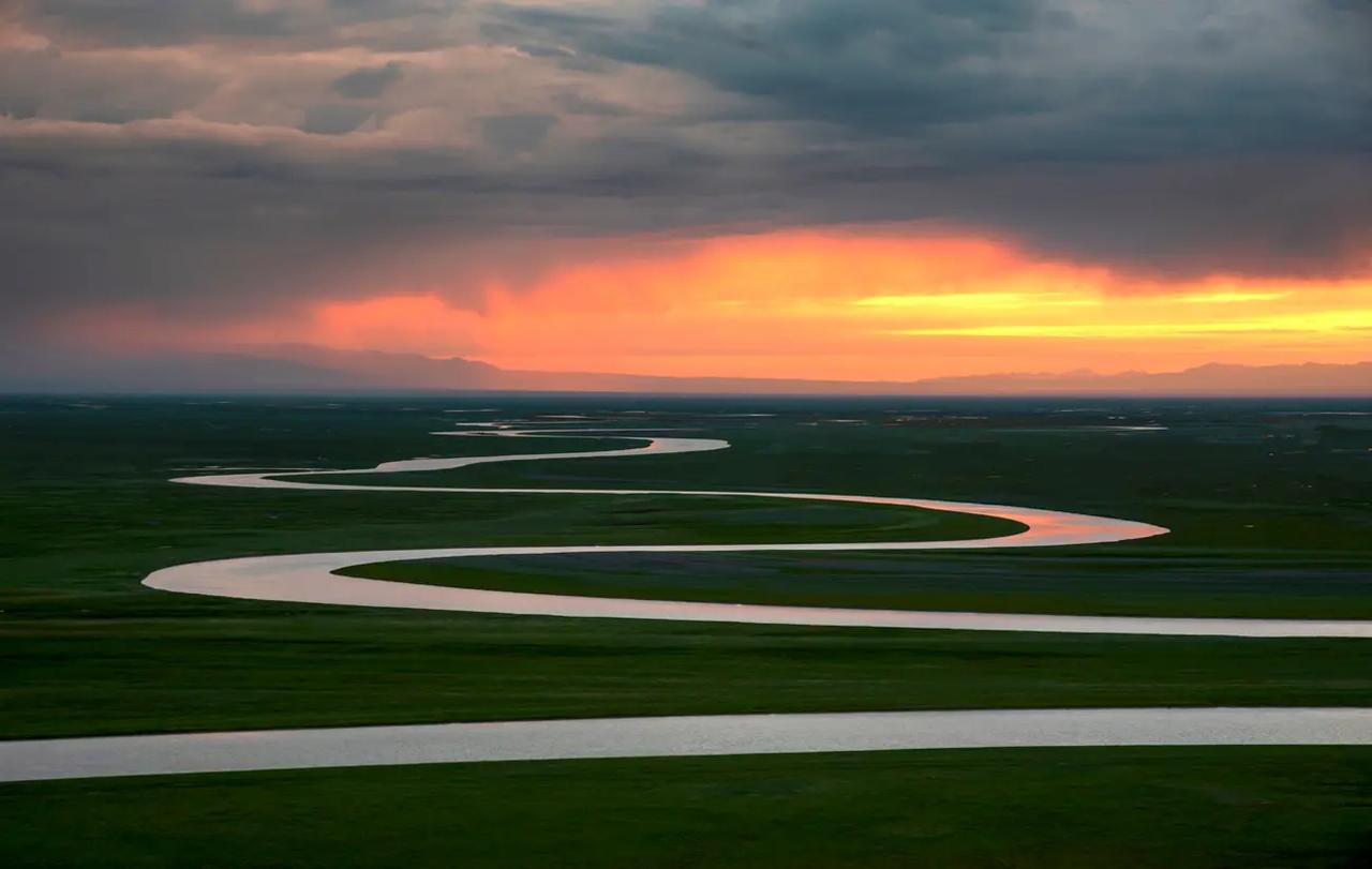 昨天和一个高二的学生聊天，孩子跟我说最近要期中考试了，心里有点害怕。我跟他讲，你
