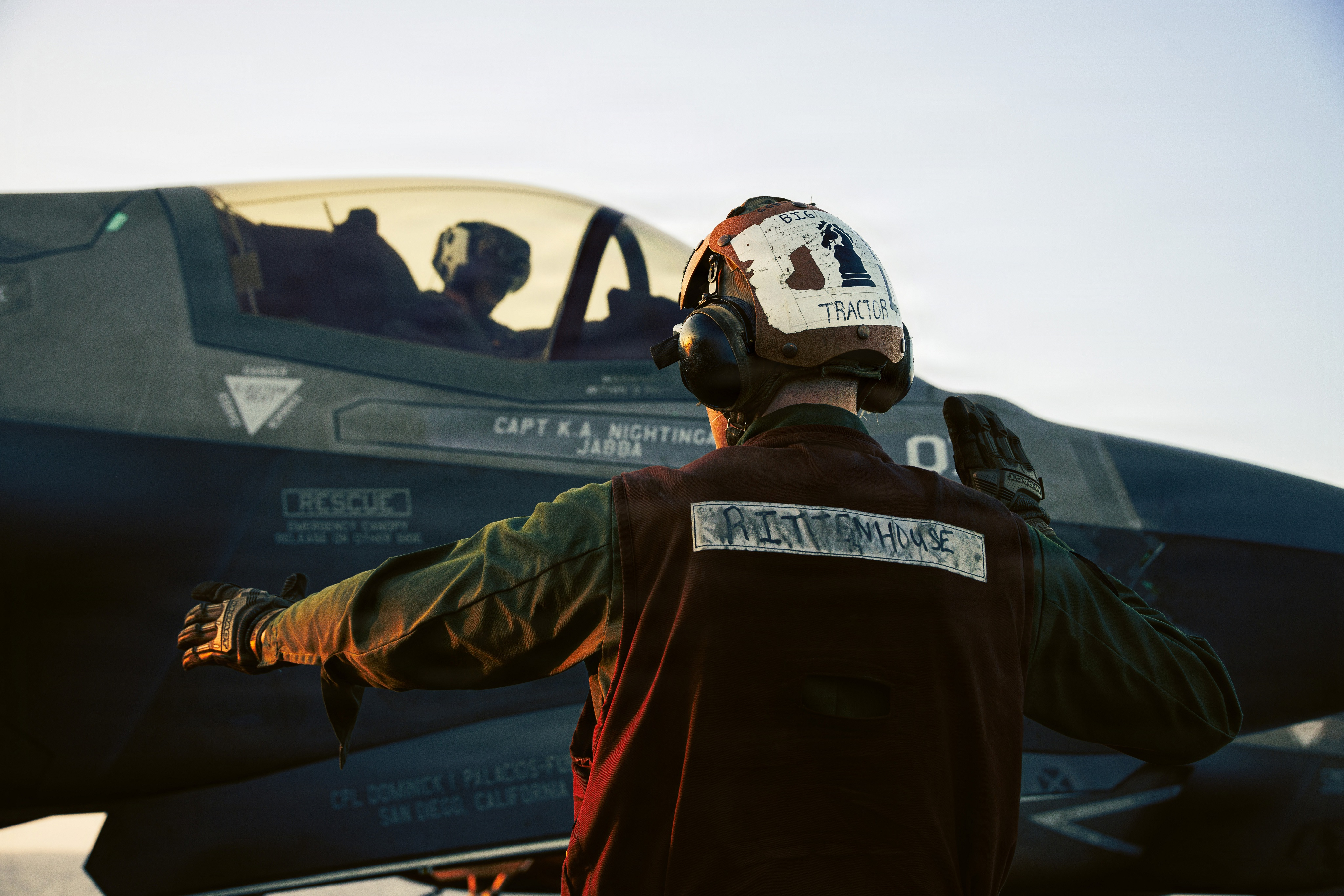 跟随的黎波里号部署中的陆战队F-35B 