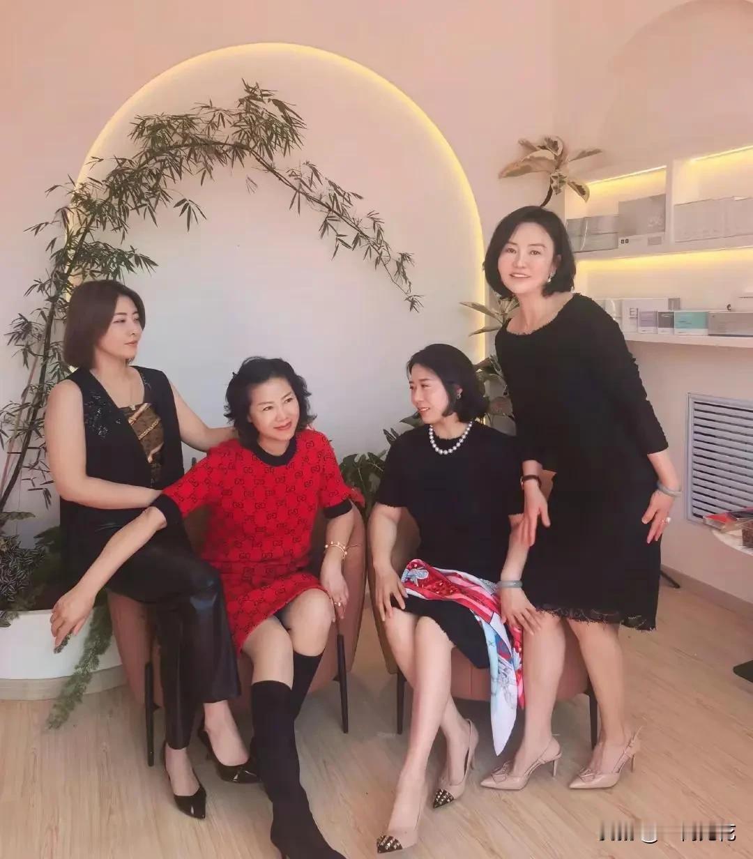 四个姐妹在美容院开心聊天。40岁的女人如何穿出优雅魅力?