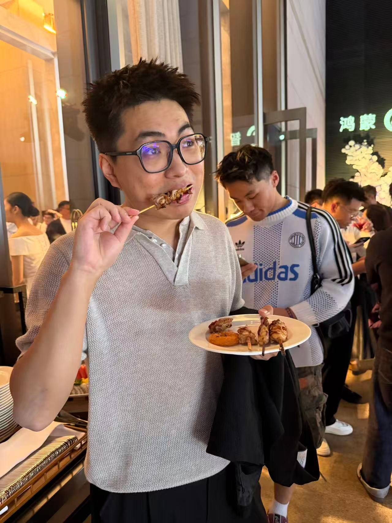 我来鸿蒙智行答谢宴来（先吃再说）一会抽奖无论中啥直接抽奖送了