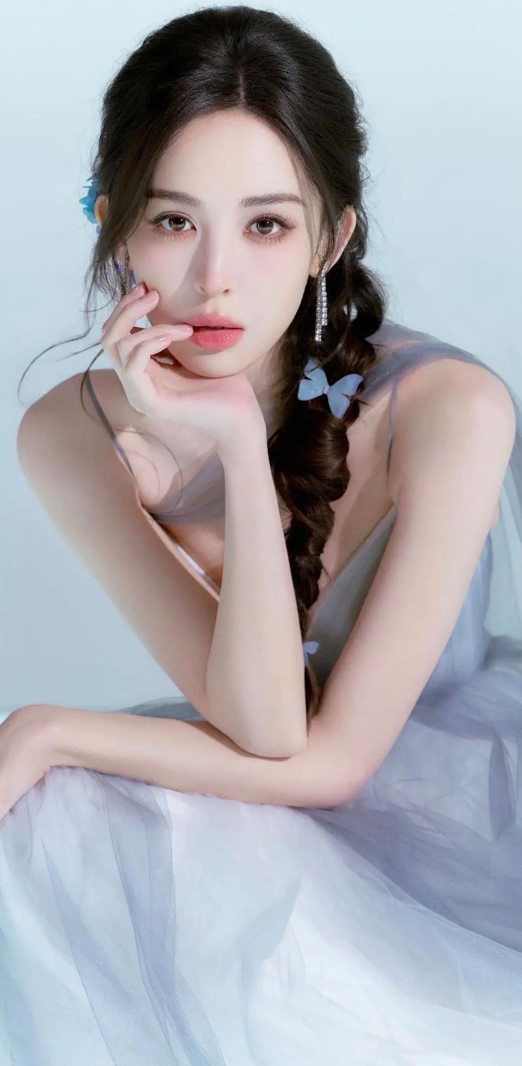 娜扎身着轻纱吊带裙，冰清玉洁，活脱脱一朵清冷山茶花！ ​​​