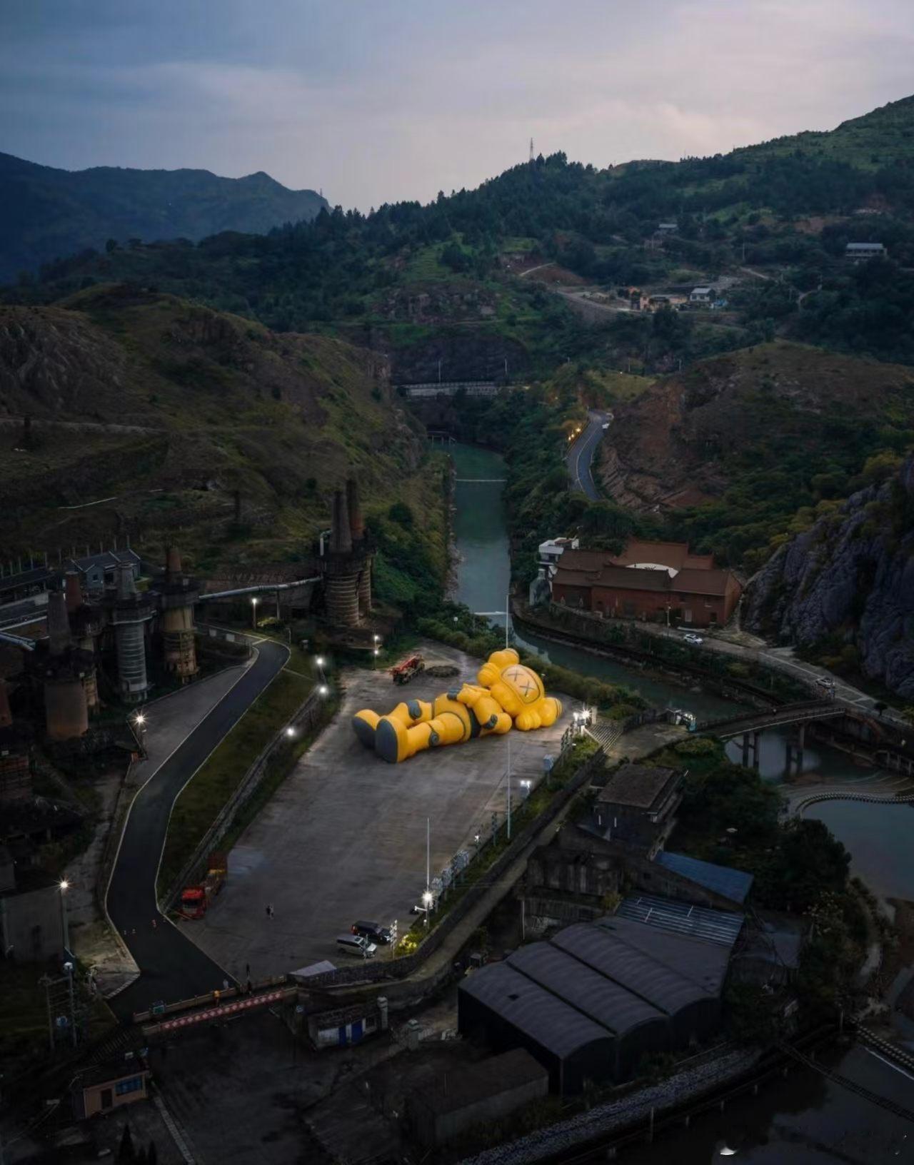 杭州 Kaws，会玩深圳商场啥时候搞一个？  ​​​