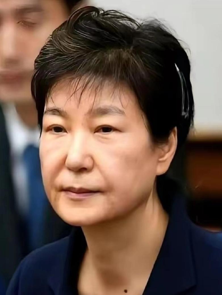 尹锡悦被判无期，朴槿惠别墅被贴封条，同一天发生的事真不简单。

2026年2月1