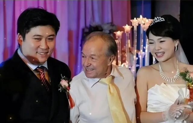 1999年，19岁郑州小伙到伦敦求学，英国房东给他免租8年，二人同吃同住。房东晚