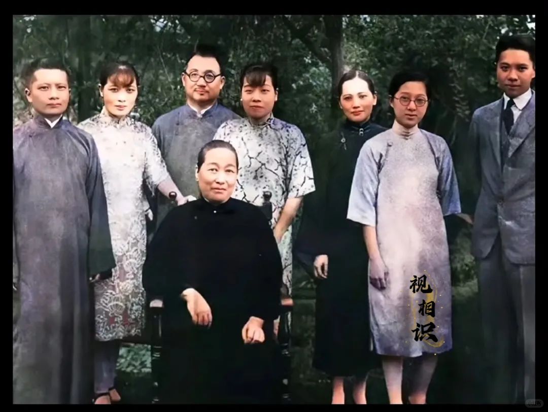 1928年，宋氏三姐妹与母亲倪桂珍的合影，照片中除了霭龄、庆龄和美龄外，还有“大...
