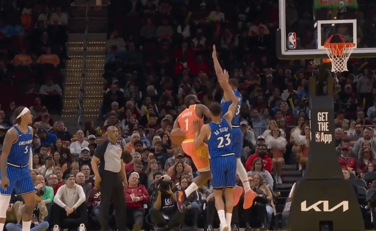 哈登真是“艺高人胆大”啊！
这个从三秒区到三分线外的背后传球真是太妙了！
简直就