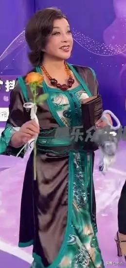 刘晓庆现身百花奖，这次造型直接美出新境界，称得上近年颜值造型巅峰。穿搭端庄大气，