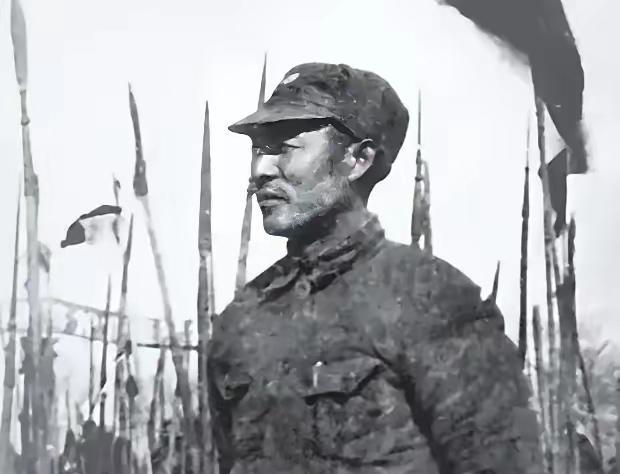 1943年，苏北伪军排长谷德培，搜剿时撞见困于厕所的新四军，抬手朝天连开三枪：他