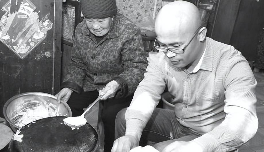 [微风]1995年，山东高三男孩租不起房，每天走30公里上学。一女子说：“来我家