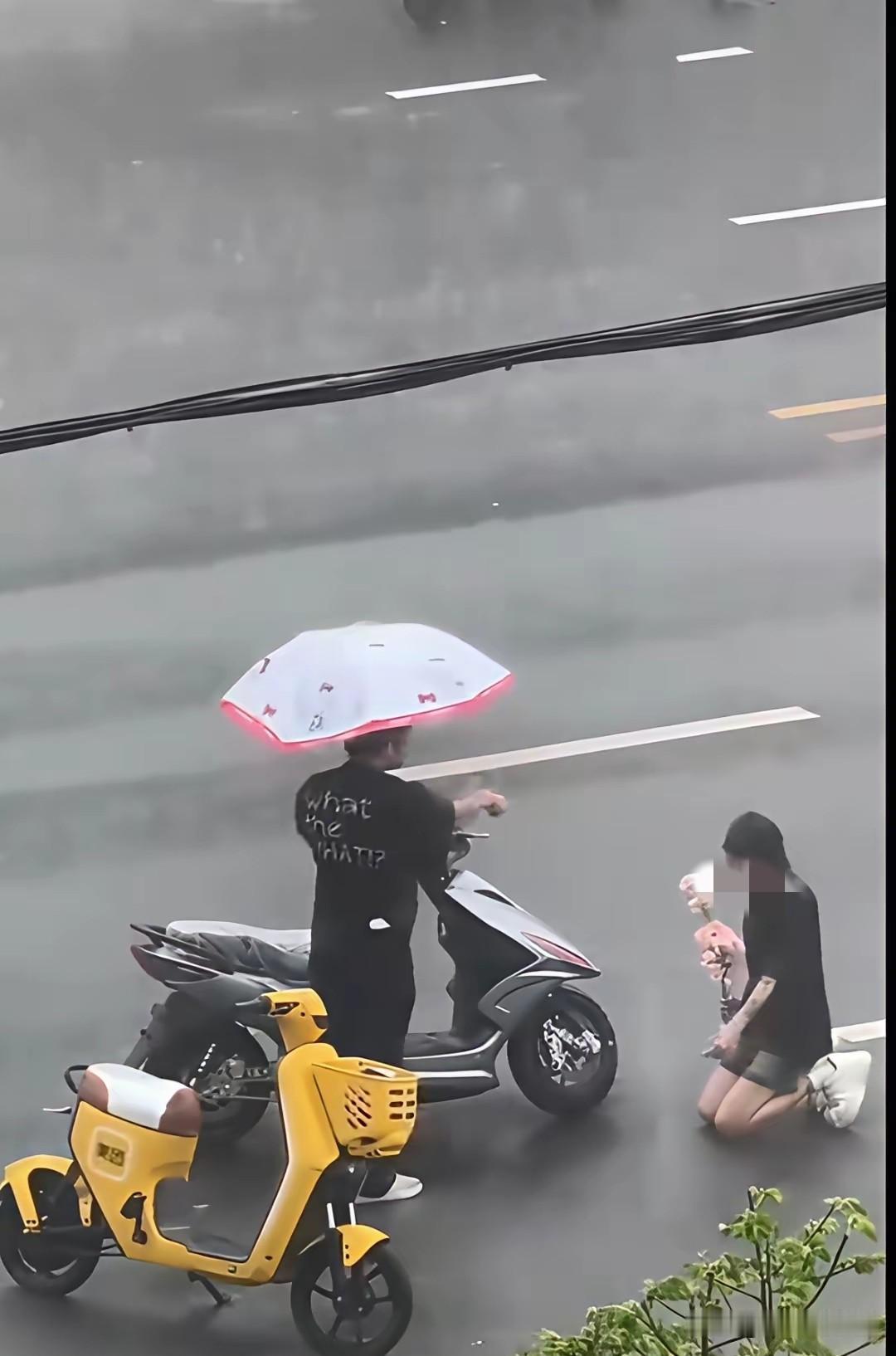一场大雨，路上行人车辆都很匆忙，小李也是赶紧找地方避雨。雨势很大，路边的积水都已