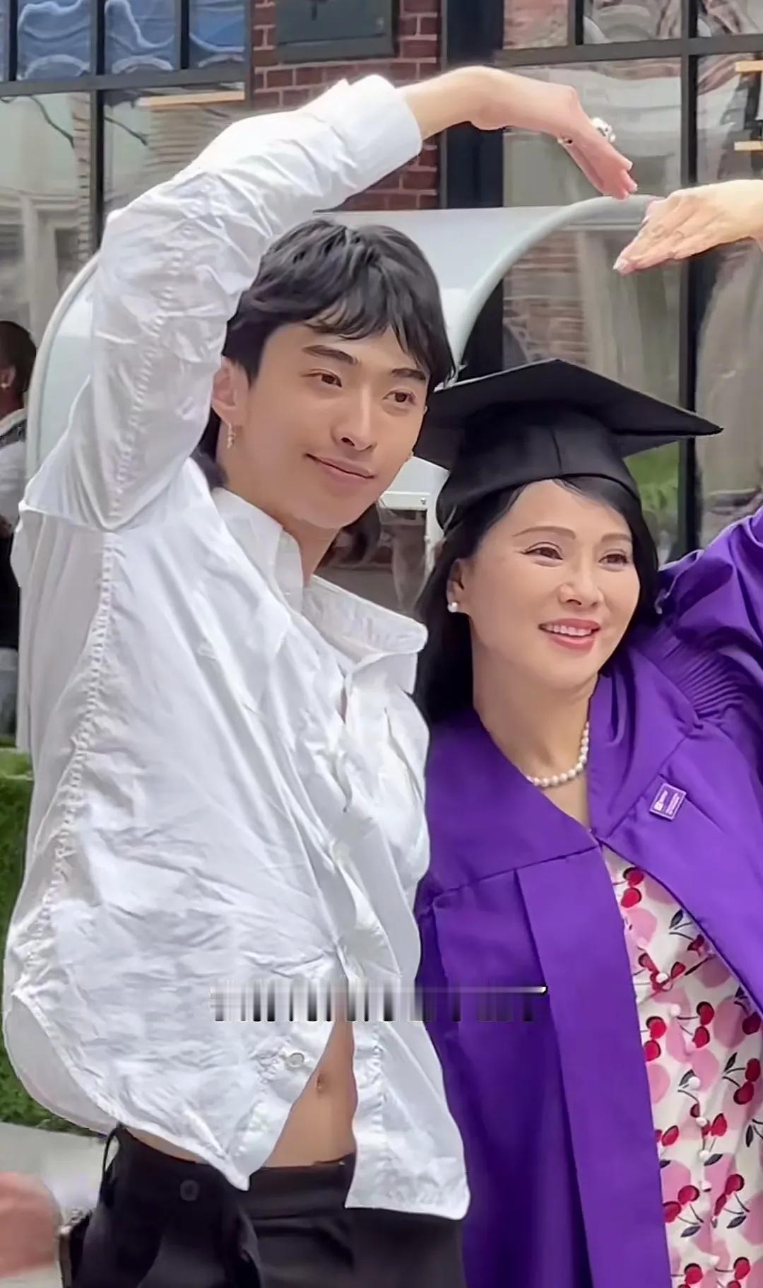 伊能静写给大学毕业儿子的小作文
写得真好！看哭了很多妈妈……

伊能静对儿子说：