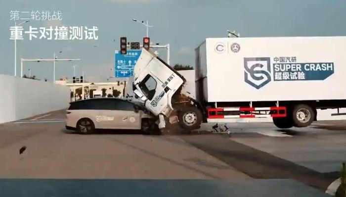 理想i8与乘龙卡车撞击试验引起不小的争议，李想抖音评论区没法看了，负面居多！