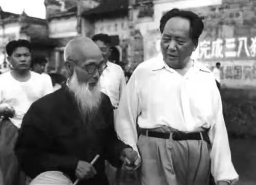 这是1910年，毛主席16岁时，离开韶山村。给父母留下一封信（七言绝句）： 孩儿