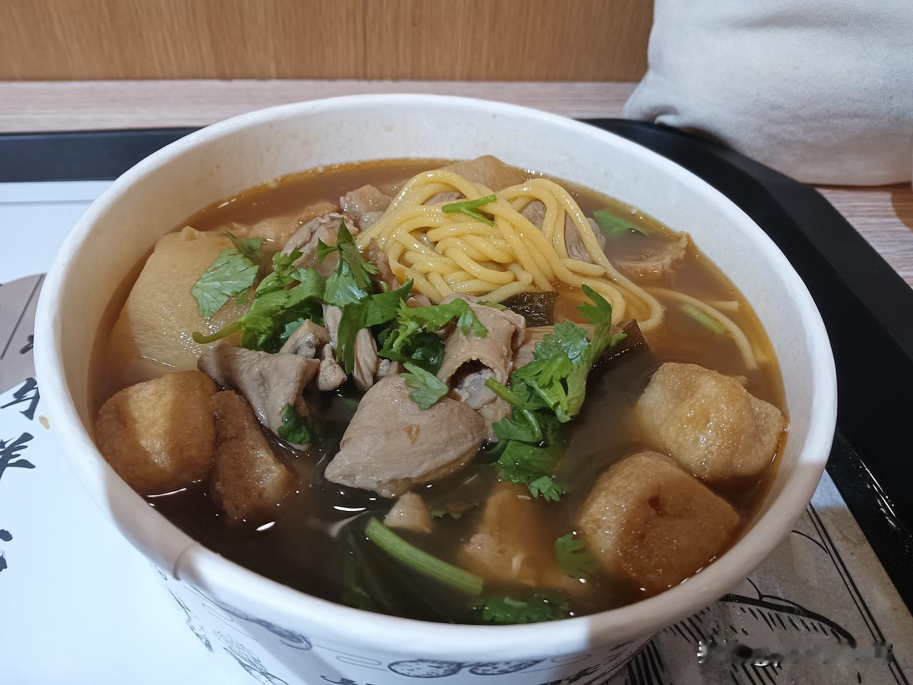 我都是放凉一下在放进冰箱。
我们都不可避免地吃剩菜剩饭，这饭吃完，菜也凉的差不多
