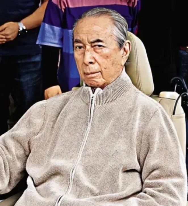 何鸿燊是个谜！2009 年，88岁何鸿燊各脏器就已衰竭，但他直到 2020 年才