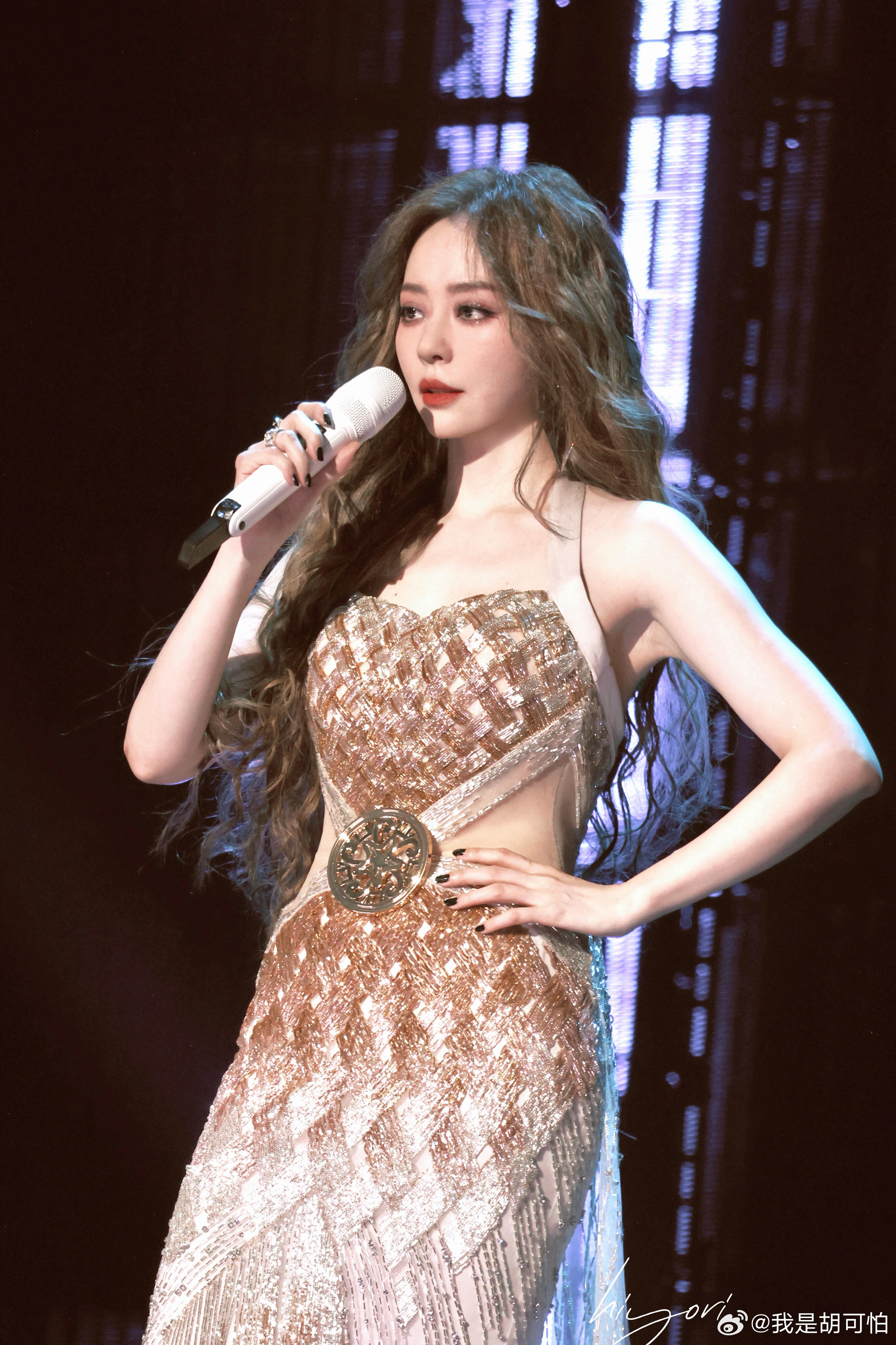 张靓颖演唱会自曝do脸翻车，自称不笑女，还反复强调我没有不开心，事实证明，do脸