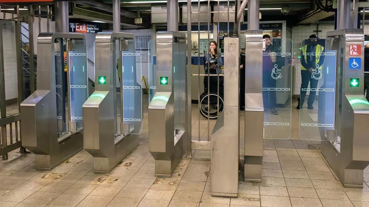 2006年的时候去纽约地铁基本没人检票，逃票的人很多，买票的人也有很多！

去年