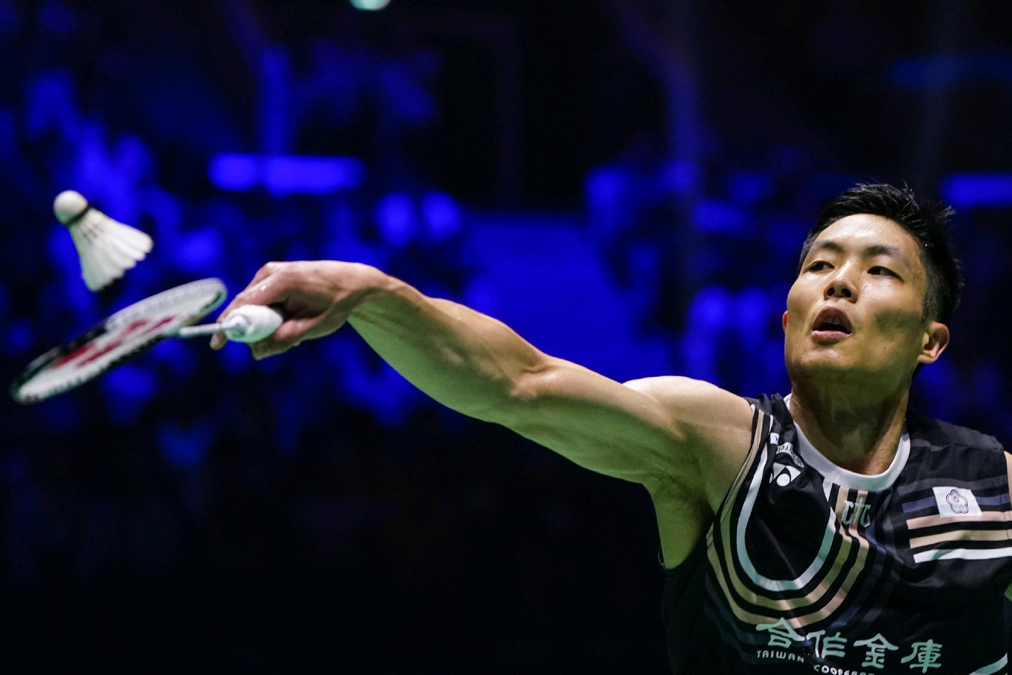 周天成 17-21、21-14、11-3 戚又仁（退赛）下轮：周天成 vs 🇮