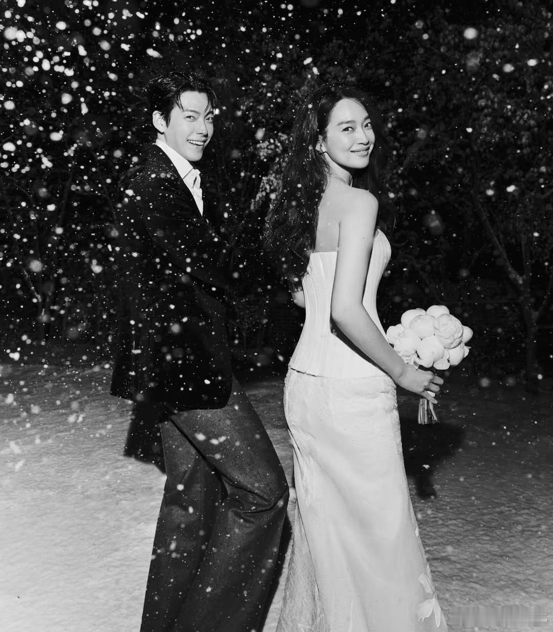 金宇彬申敏儿公开婚礼现场照终于等到！金宇彬和申敏儿的婚礼现场照公开了！两个人对视