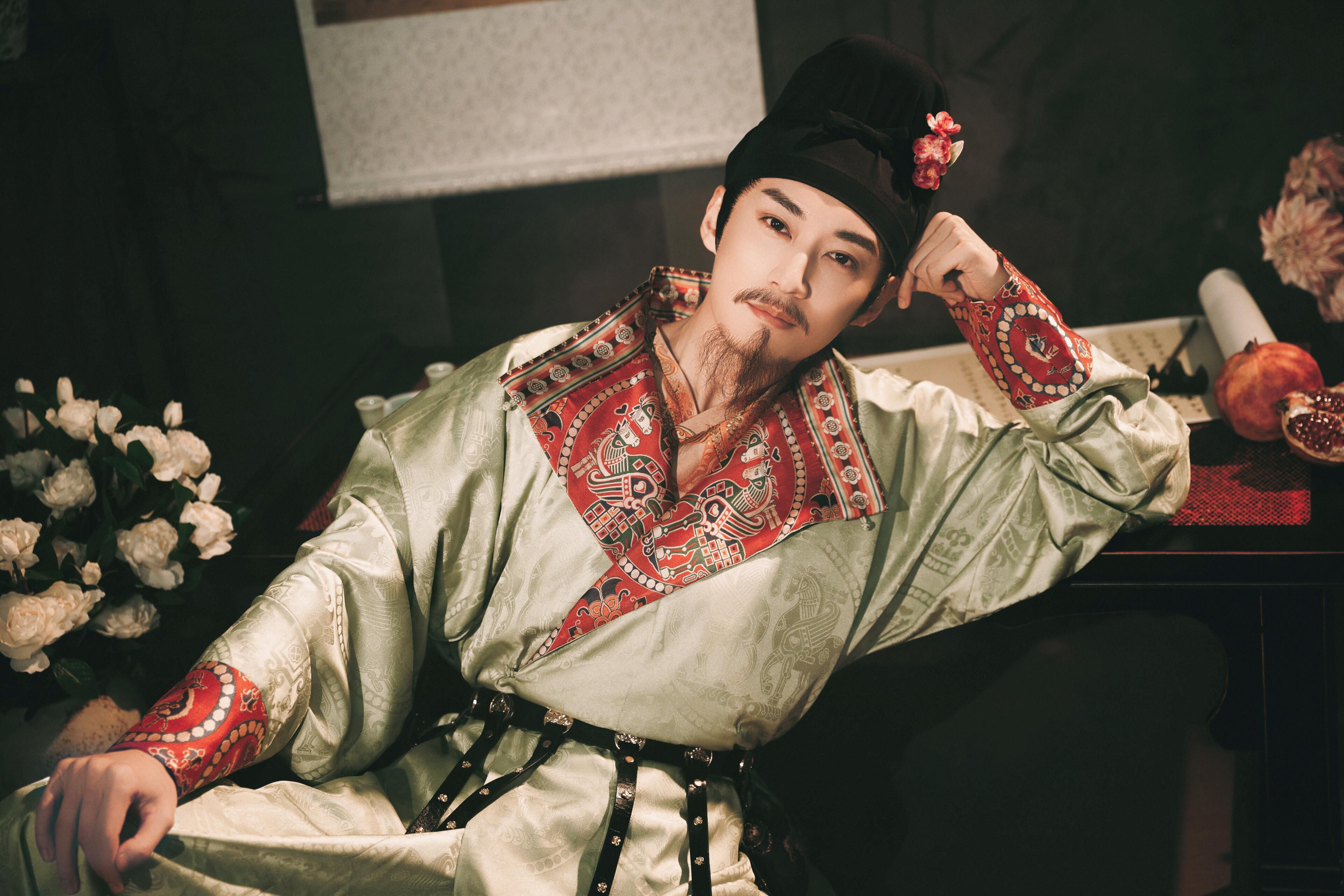 春晚贺花神 🥰刘学义兰香如故 在2026年央视春晚中，艺人刘学义亮相《贺花神》