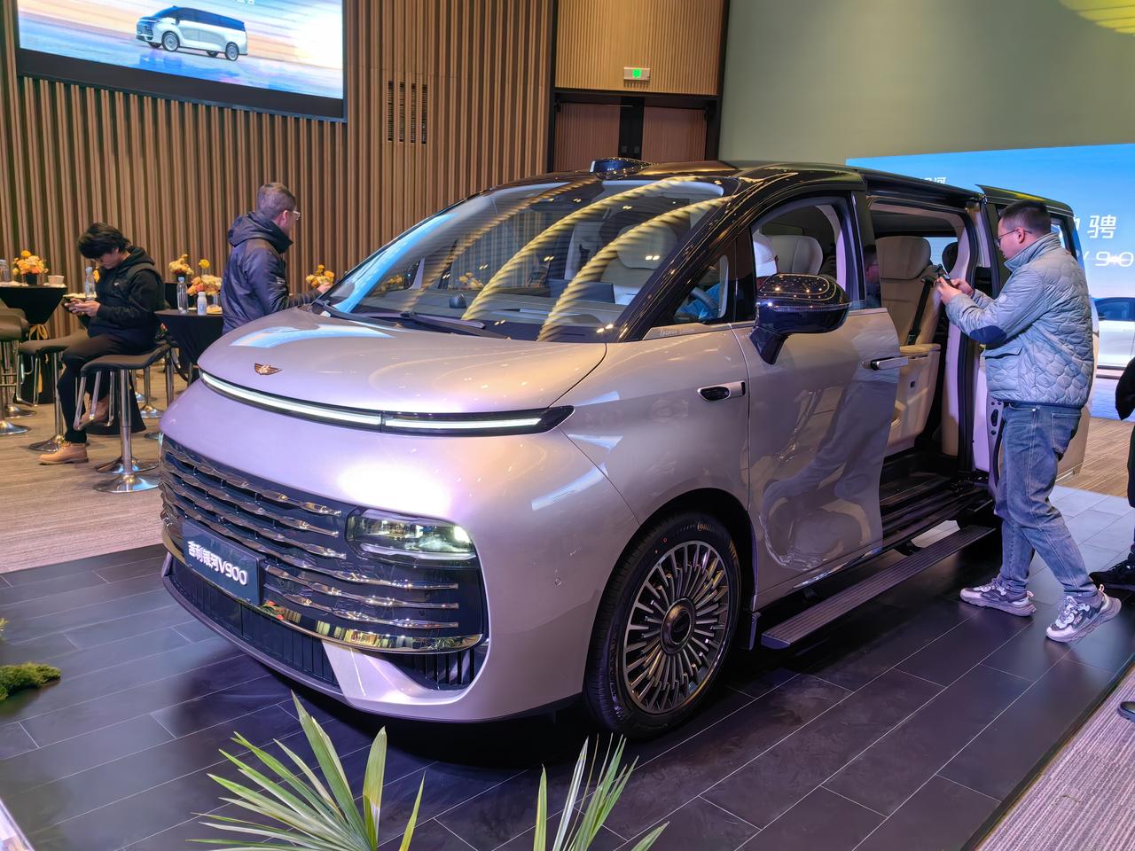 搞事情！银河V900把MPV跟7座SUV的差距拉得更大了！5米36的车长，3米2