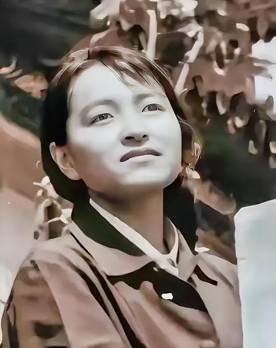 1995年12月，洛阳一间不足十平米的审讯室里，34岁的褚映群把床单撕成布条，搓