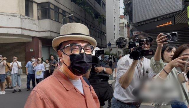 台湾艺人的两头通吃的行为，是时候给予彻底解决了。看到蔡康永这位典型的两头通吃丑陋