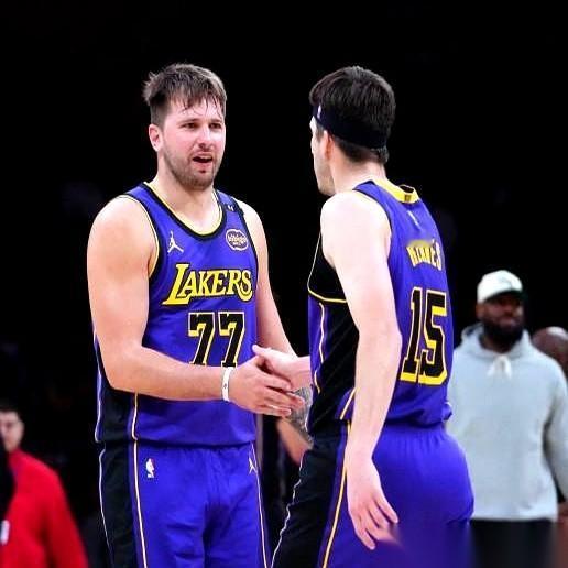 东契奇居然跑去陪里夫斯了。
一个对手球队的当家老大，跑去陪另一个队的核心轮换。说