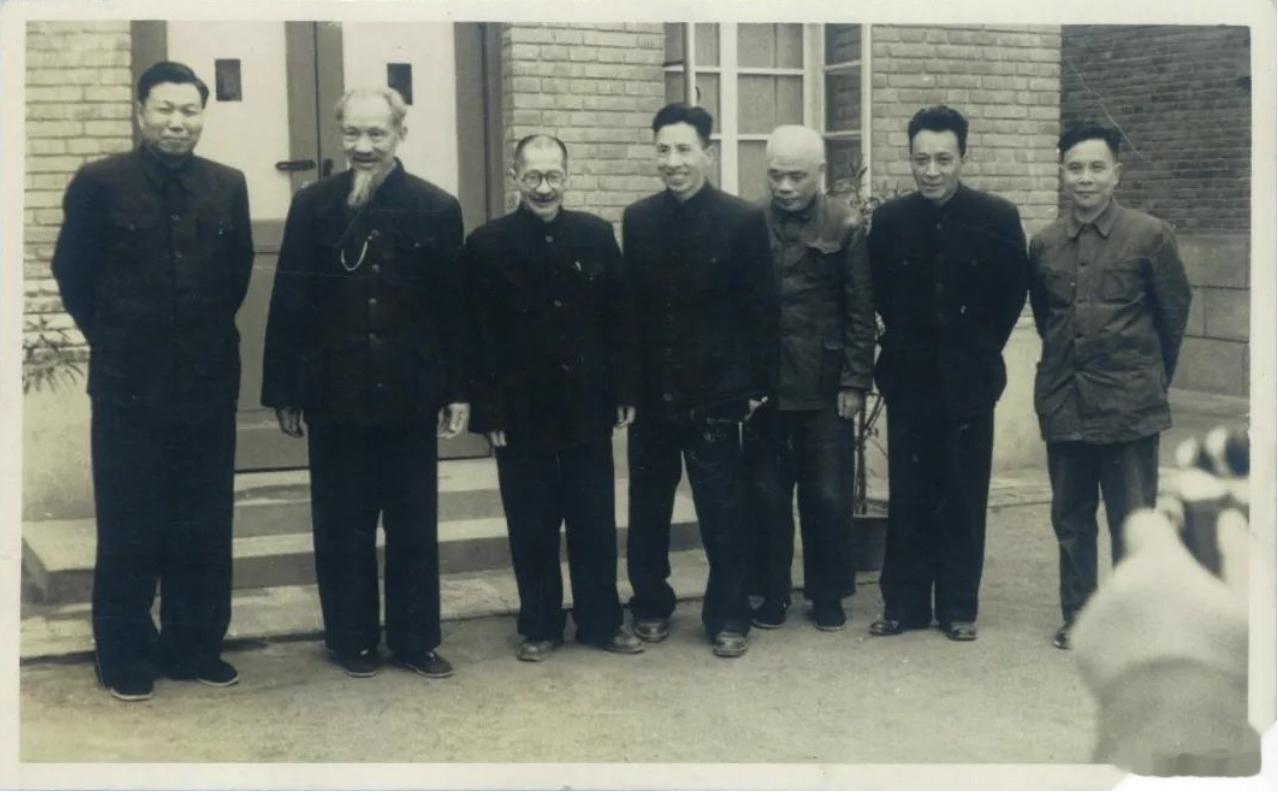 小宝不睡觉，看一个关于怎么写作文的直播。我也只好不睡，我翻徐旭生先生的考古日记。