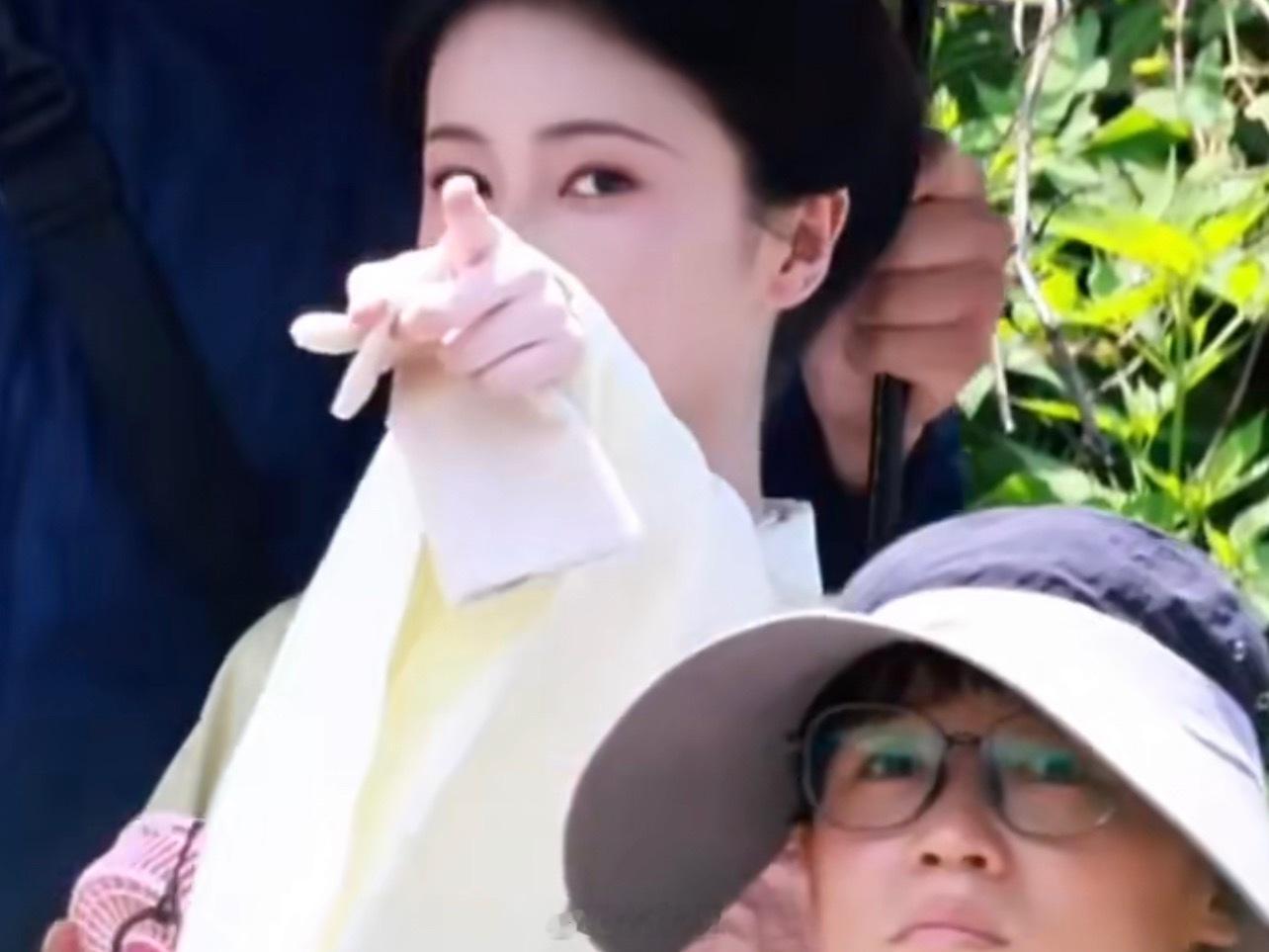 白鹿莫离片场指代拍 网友分享了白鹿在电视剧《莫离》的新路透，和《奔跑吧》的状态不