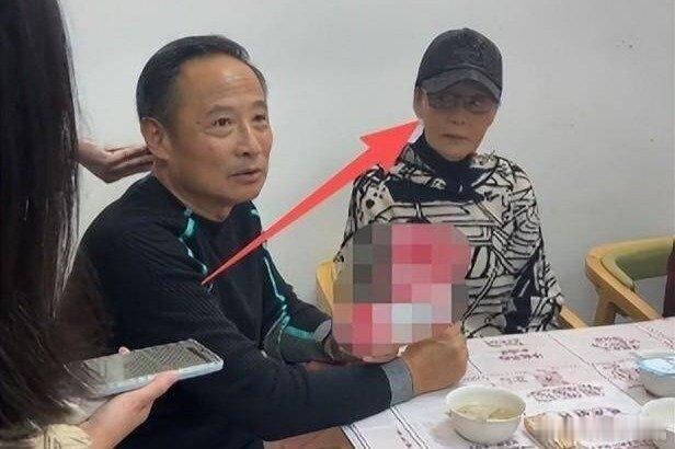 凤凰新闻【70岁潘虹健康引担忧，眼神痴呆走路直晃悠，当众骂周野芒不留面子】电影《