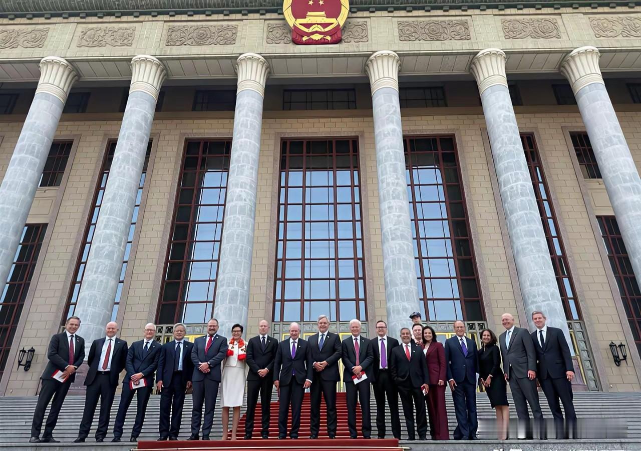 这些美国商界大佬估计在美国本土都难得相聚一堂，聚得如此整齐，却不约而同相聚在北京