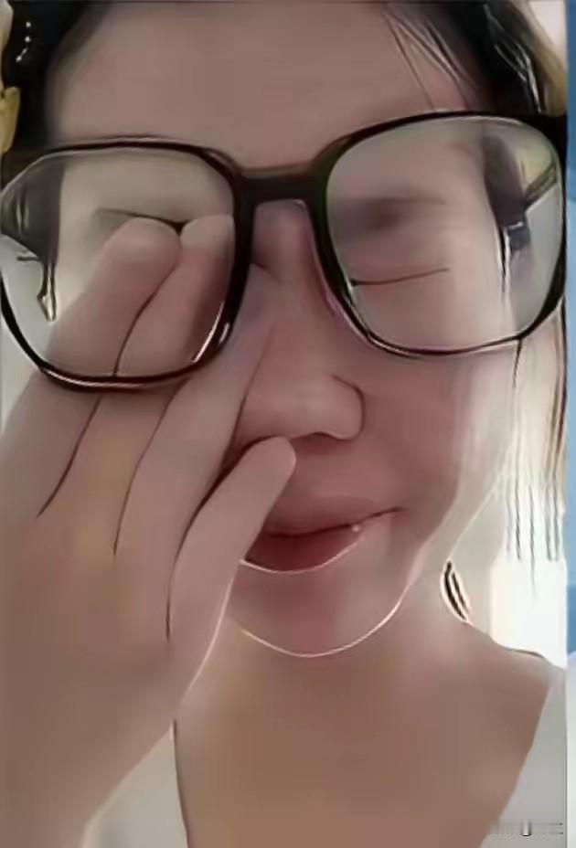 熊网红哭了，不止是哭了，还有三个坏消息让她彻底崩溃。

第一个坏消息：想做网红的