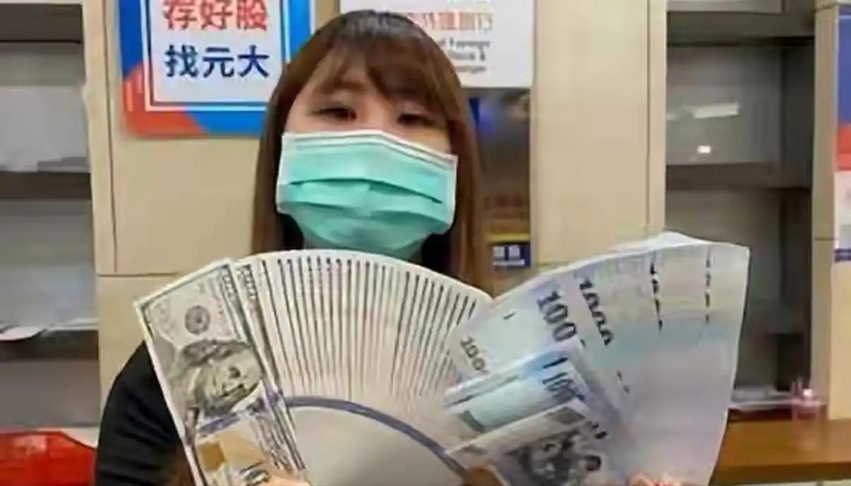一边撒钱讨好选民，一边物价飞涨民不聊生。台湾这波"左手发1万、右手涨物价"的神操