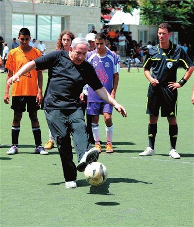 内塔尼亚胡踢球，奥巴马打球。论帅气十足，还得是奥巴马，那身材姿势没得说，内塔尼亚