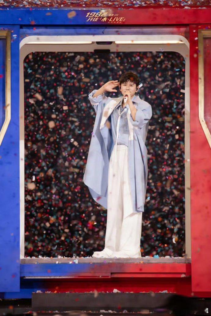 张杰演唱会反复说我爱你岁岁年年，一场接一场，把“我爱你”变成专属的仪式感。 ​​