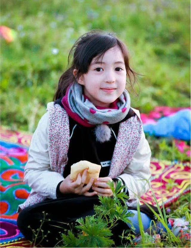 夏克立和黄嘉千的女儿夏天长成少女了，颜值只算普通，侧面说明了混血儿也并非个个貌美