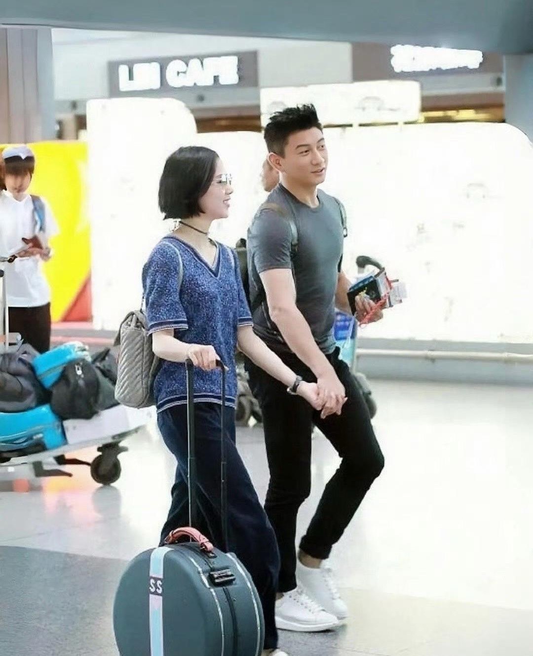 曝刘诗诗吴奇隆要离婚了怎么老传他们离婚呢？从24年到现在了刘诗诗吴奇隆现身机场，