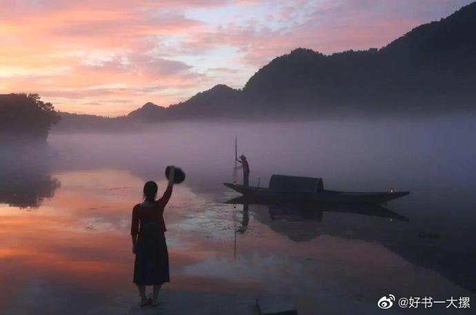 山风微微，像月光下晃动的海浪， 温和而柔软，停留在时光的背后， 变成小时候听过的