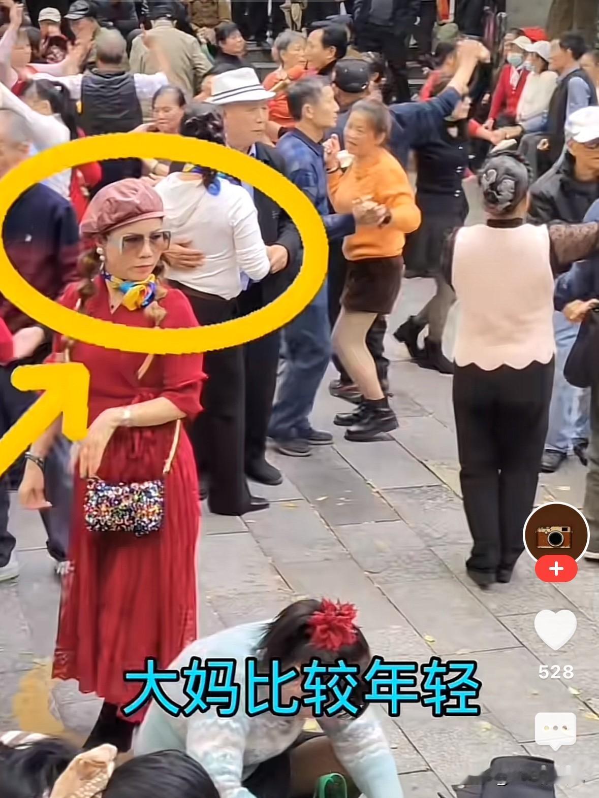 都说农村人苦，你看看这帮农村老头老太太，她们就是好日子太闲了，这么大年纪出来丢人