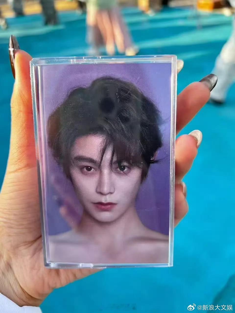 哇哦，丁禹兮又给粉丝发福利哄粉丝开心啦，逆应援卡是露肩款，这直角肩让人狠狠羡慕了