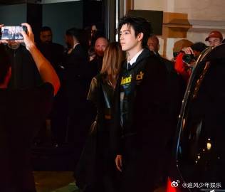 陈飞宇出个国帅成啥了 帅气出国的陈飞宇再次征服了屏幕！每一张照片，每一段视频，他