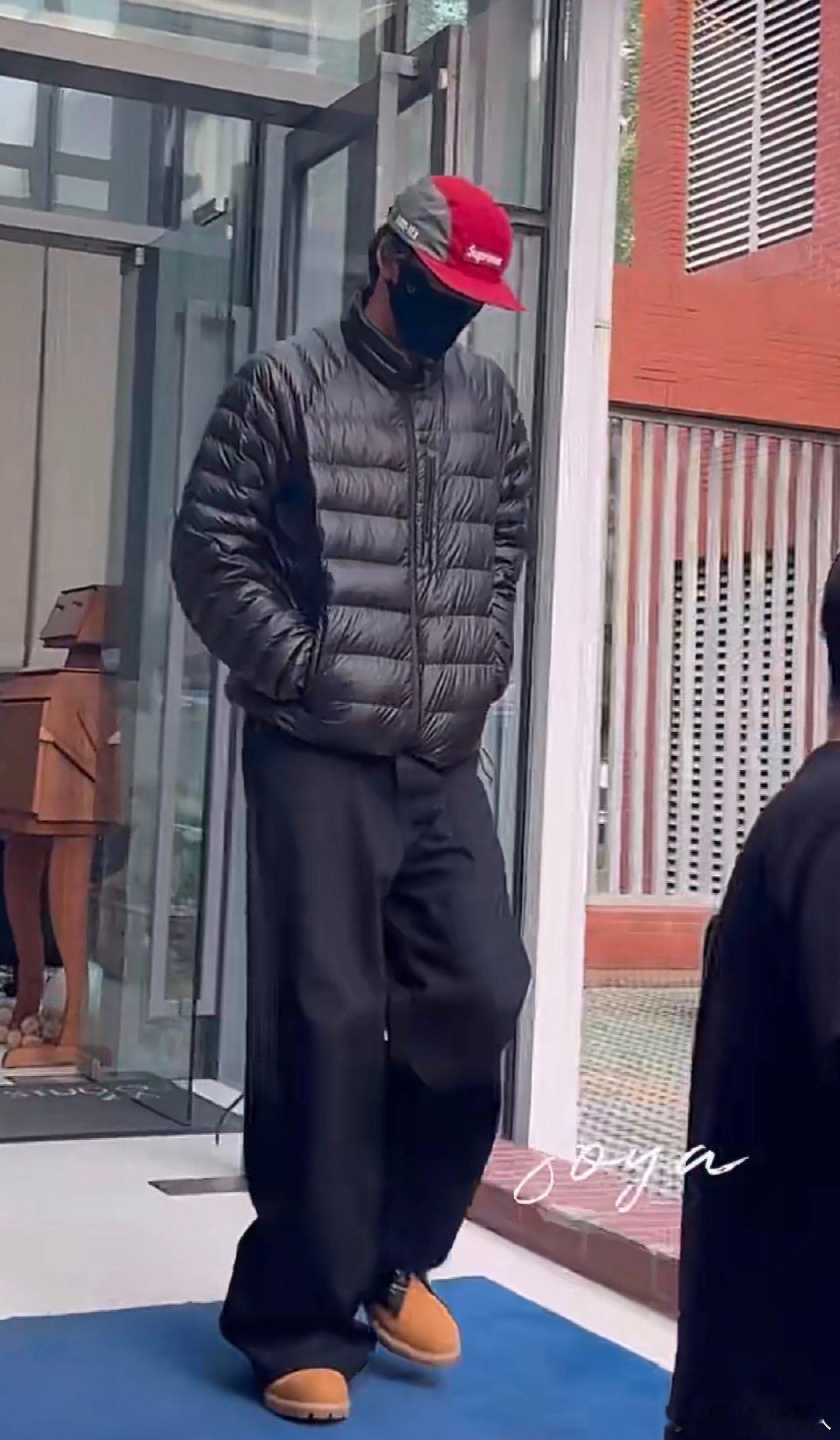 刘耀文穿羽绒服了刘耀文咋穿羽绒服了 刘耀文咋穿羽绒服了，哪里的冷气这么足 
