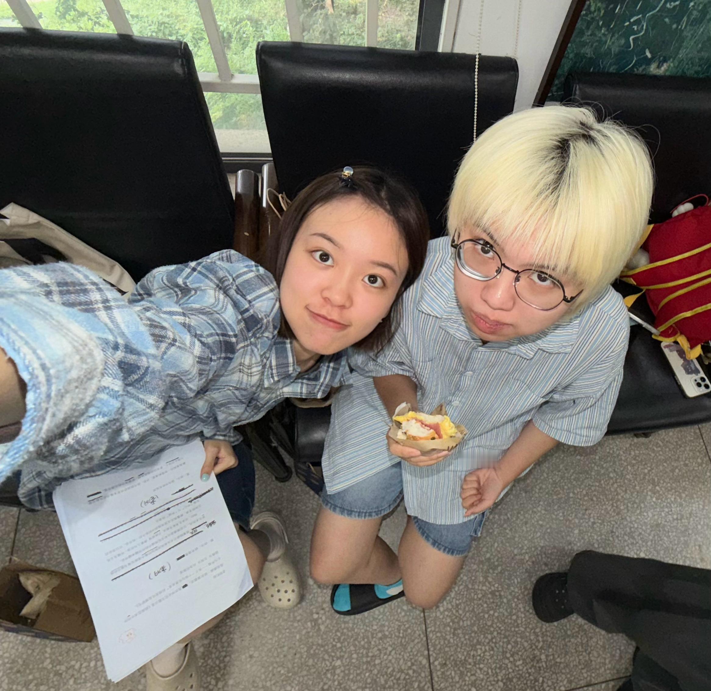 你们根本不知道我为了答辩少被喷两句把自己拾捣得多老实昨天还特意去理发店跑了一趟！