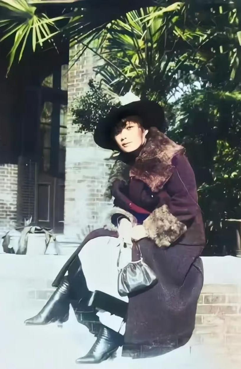 1917年上海，刚留美归国的宋美龄庭院留影。宽檐礼帽，毛领长大衣，一身西式装束，