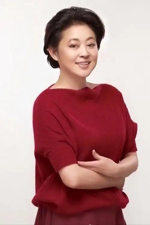 在2026山东春晚预热之际，倪萍自曝1986年首次登上山东春晚舞台时，竟紧张得找